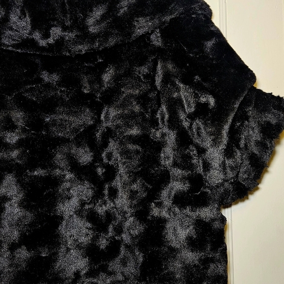 Elegant Black Faux Fur Bolera - Picture 4 of 5
